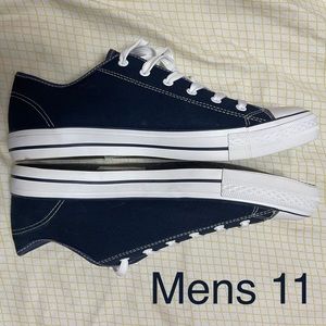 Mens 11 / Womens 13 casual sneakers - NAVY